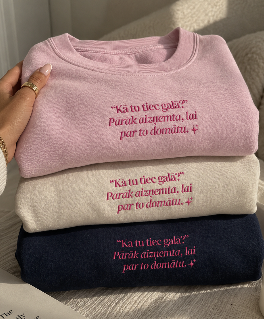 Izšūts sieviešu džemperis ar tekstu | “Pārāk aizņemta, lai par to domātu” | džemperis sievietei, mammai| Dāvana sievietei